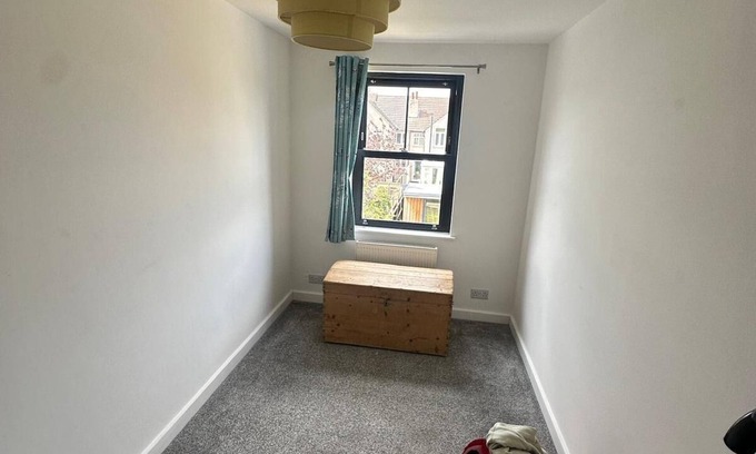 Little Holland House | Charming 4BR with Street Parking and a Garden in Dartford