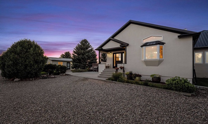 Meriden Cabin | Charming 5-bedroom lodge with WiFi, AC in amazing La Grange, perfect getaway