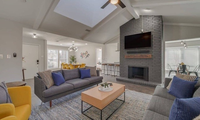 Plano House | Charming 5BD/3BA in the Heart of Plano (Sleeps 10)