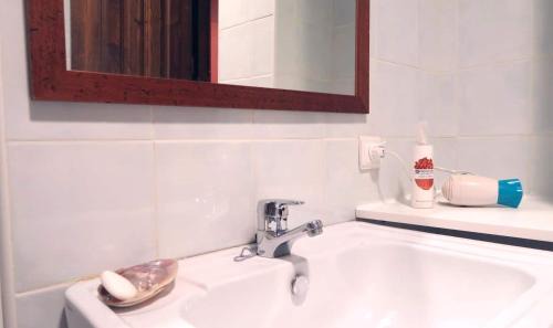 Sacromonte Apartment | Charming Albaicin Patio Flat Free onsite parking