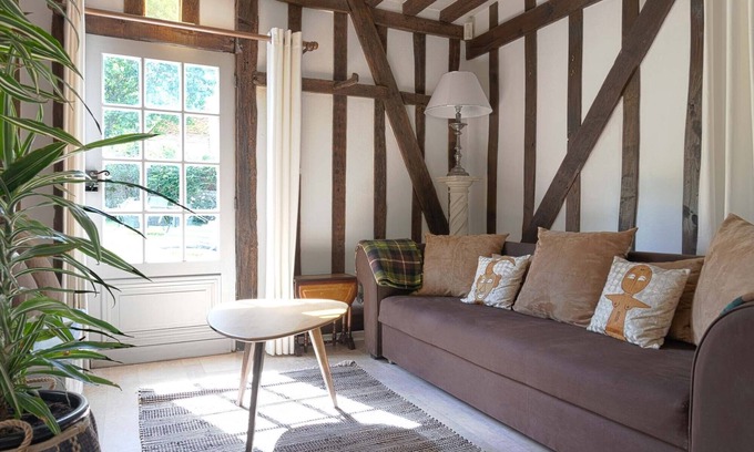 Beauvais Apartment | Charming apartment with large garden
