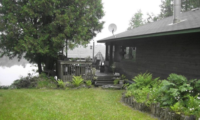 Madawaska Valley House | Charming Authentic Family Cottage on Lake