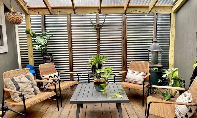 Govalle Cottage | Charming Back House . Free Bikes . Tesla Charger
