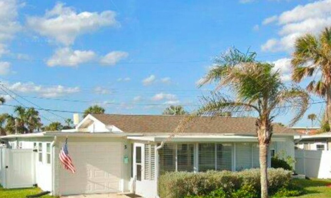 Glenwood House | Charming beach house in Ormond By The Sea. Third house from the beach. 2B/2B