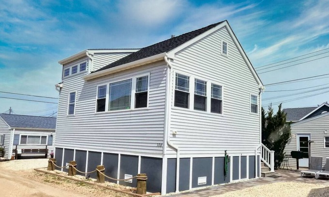 Ocean Beach III House | π Charming Bungalow with Loft - CLOSE TO THE BEACH! Sleeps 4-5