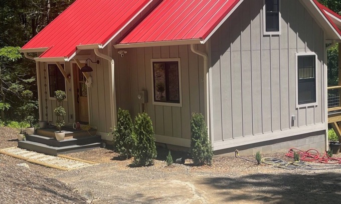 Weaverville Cabin | Charming Cabin Hideaway, Weaverville NC. Easy access to Asheville NC area
