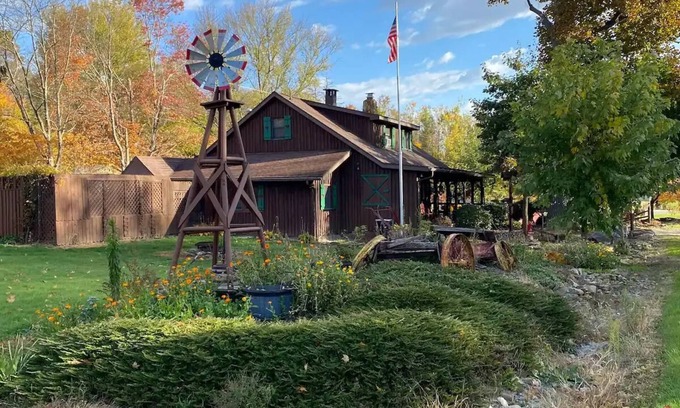 Normalville Cabin | Charming Cabin near 7Springs/Ohiopyle/Fallingwater w/lots of room to spread out