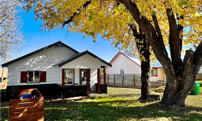 Cascade House | Charming Cascade Cabin: Large Yard, Near Downtown!