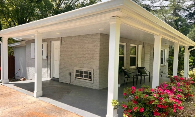 Gainesville House | Charming Casita with Fenced Yard & Wrap-Around Porch, Just Minutes from Town!