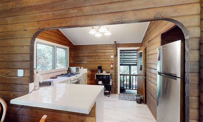 Volcano House | Charming cedar wood bungalow near Volcano National Park