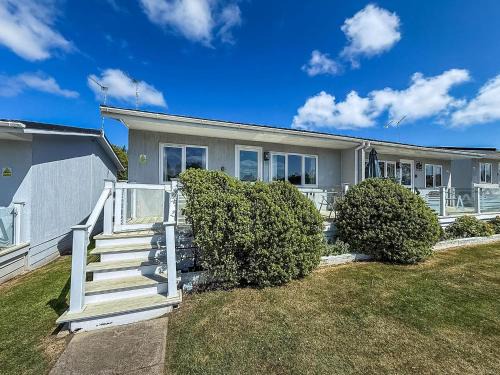 Oulton Broad Ski Chalet | Charming Chalet On A Fantastic Holiday Park In Lowestoft Ref 12077B