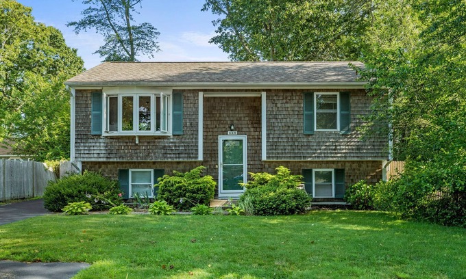 Narragansett House | Charming Coastal Retreat – Beautiful 4-Bedroom Home Near Narragansett Beach