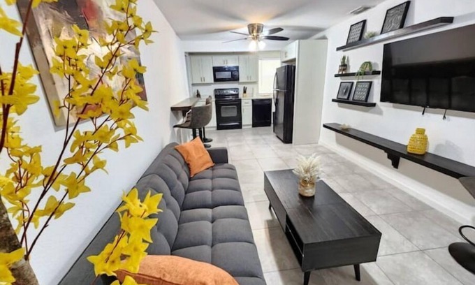 Northwest Orlando House | Charming College pk Duplex @Lake Fairview Sleeps 8