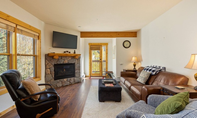 Mountain House Condo | Charming Condo w/Incredible Views/Walk to the Slopes/Access to Shared Hot Tubs