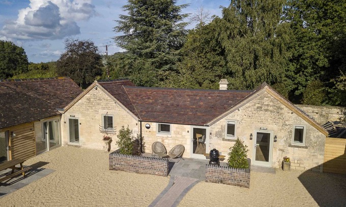 Haresfield House | Charming Converted Piggery on Peaceful Cotswold Farm