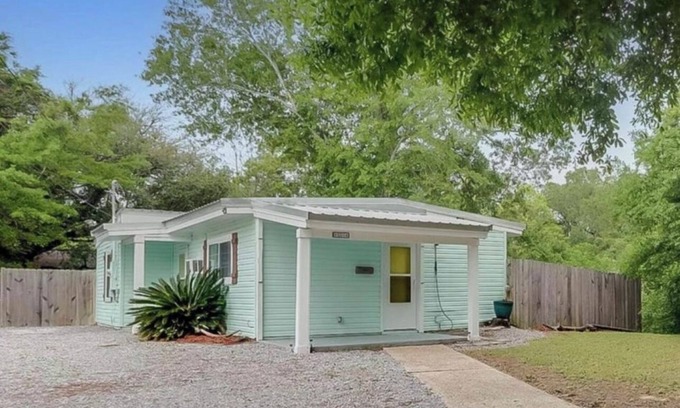 Gulfport House | Charming Cottage, a Walk to the beach!