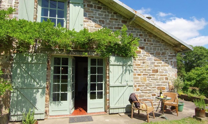 Le Chalard Cottage | Charming Cottage in Ladignac-le-Long with Garden