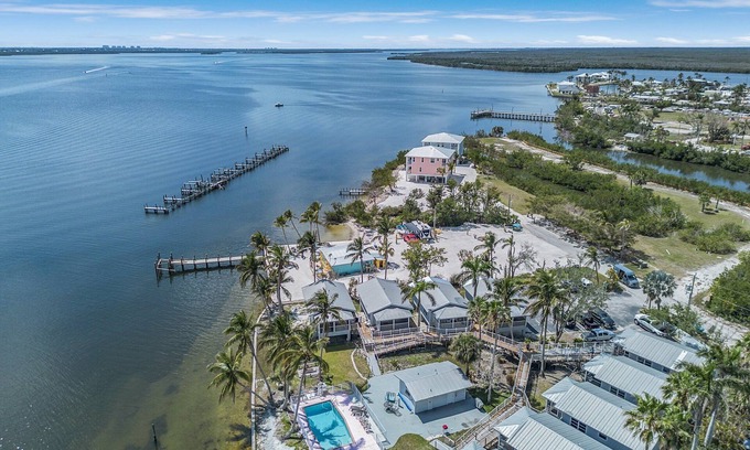 Matlacha Condo | Charming Cottage in the Heart of Matlacha – Walk to Shops & Bay Views!
