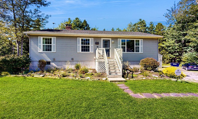 Five Islands House | Charming cottage near the beach with balcony, deck, grill, fireplace - dogs OK