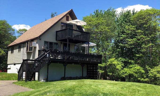 Long Pond Cottage | Charming Cottage on a hill by Camelback and Kalahari