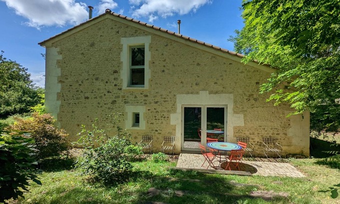 Guizengeard Cottage | Charming Cottage: Private Garden, Accessible, Baby-Friendly, Nature Retreat with Fishing & Hiking