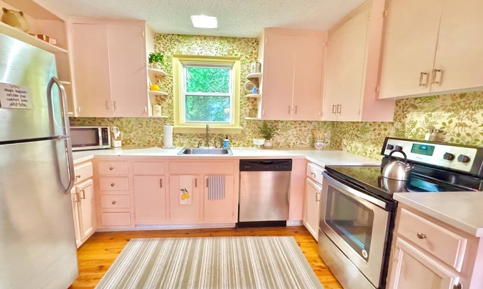 Asheville Cottage | Charming cottage, West Asheville, Bent Creek, Farmers Market, Biltmore, Hot tub