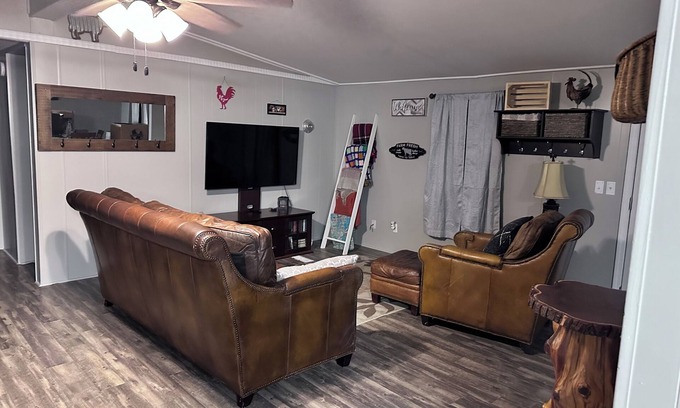 Leesville House | Charming Country Cottage 3-bedroom house in Leesville with WiFi and AC