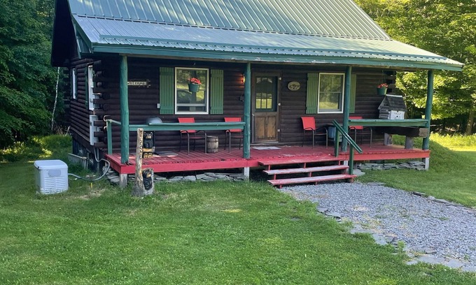 Lake Como Cottage | Charming Country Cottage Located On Cute Farm, Minutes From The Delaware River