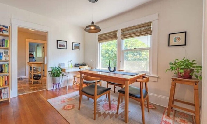 Leschi House | Charming Craftsman with Backyard - Dog Friendly!