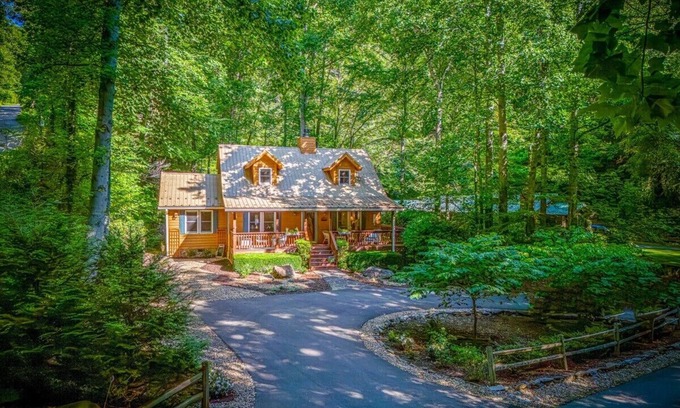 Maggie Valley Cabin | Charming Creek side cottage in Maggie Valley. Close to Cataloochee, and Cherokee