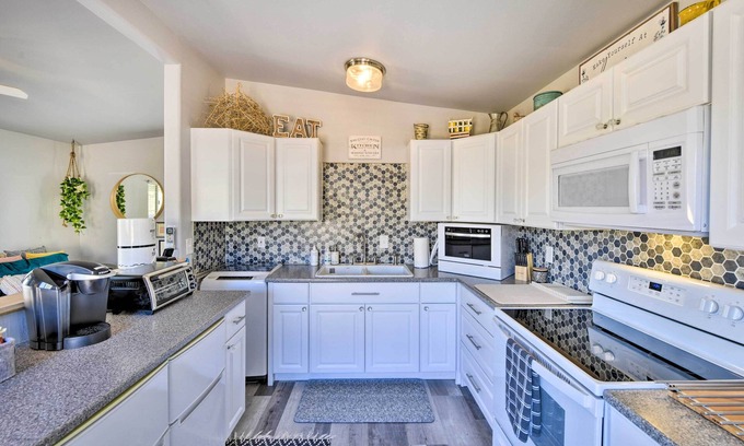 Yucca Valley Cottage | Charming Desert Cottage: 11 Mi to Joshua Tree