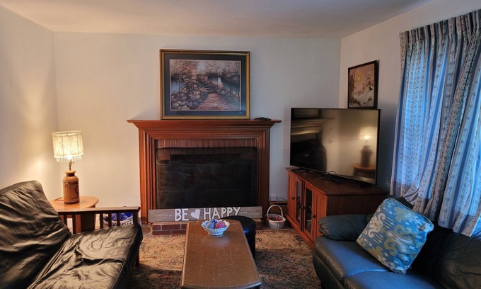 East Granby House | Charming East Granby house with AC and WiFi 3 minutes to Bradley Airport