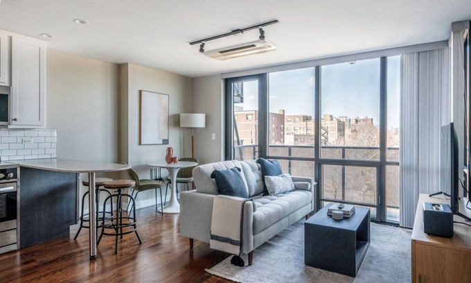 Edgewater Beach Apartment | Charming Edgewater 1BR, nr Thorndale Red Line Station, by Blueground