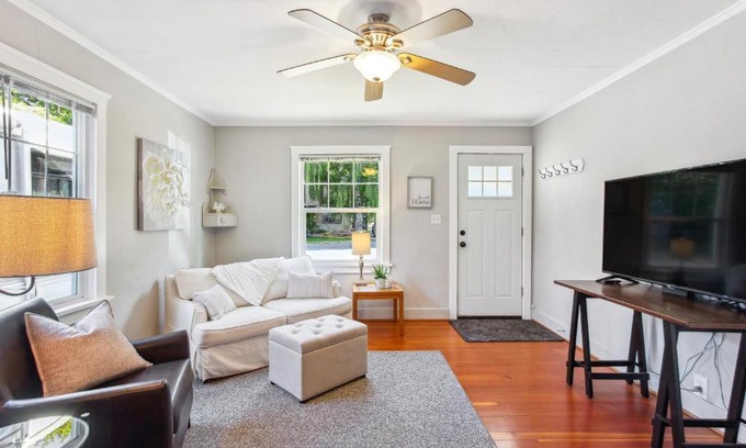 Eugene House | Charming Eugene Retreat Private Hot Tub and Yard!