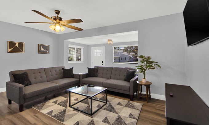 North Hyde Park House | Charming Family Gem: 5 Star Location ~ Deck ~ Parking!