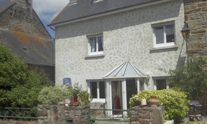 La Meaugon House | Charming family home by the lake and near the sea