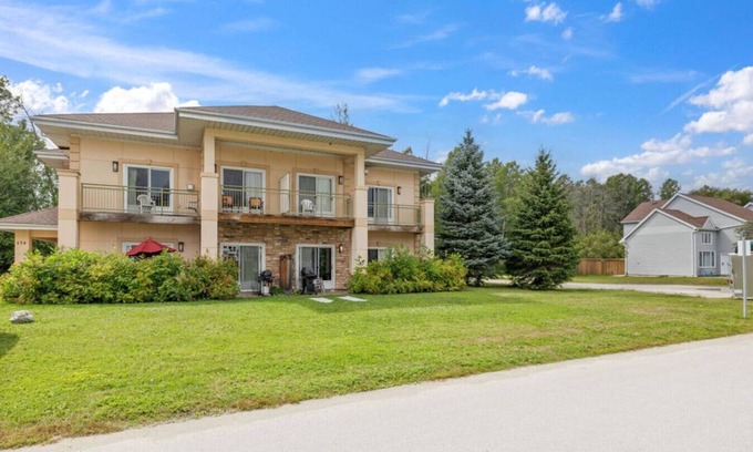 Collingwood Condo | Charming Family Retreat | 10 Mins to Blue Mountain