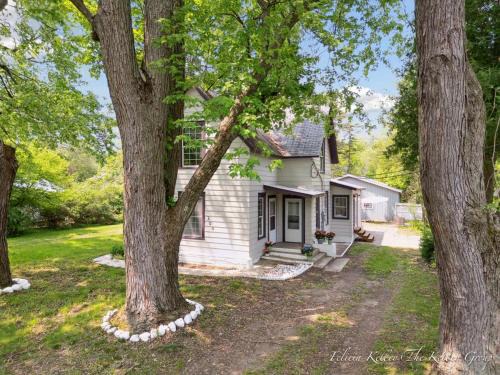 Howard City House | Charming Farmhouse by Stream and fire pit