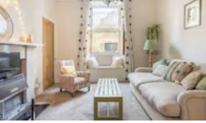 Stockbridge Apartment | Charming flat in quiet cobbled street in Stockbridge facing the river with patio