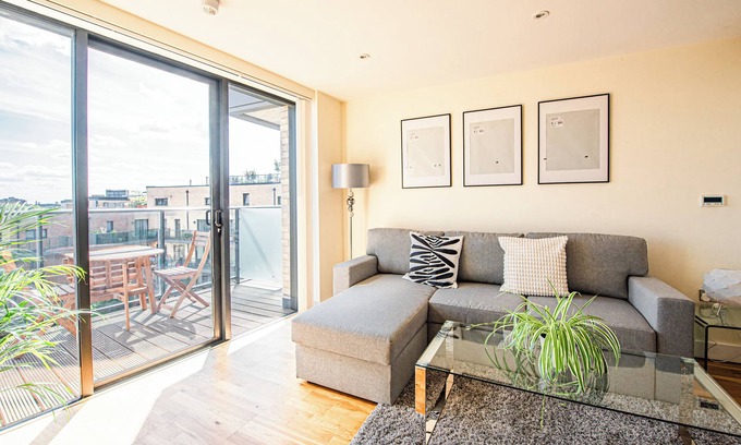Riverside Apartment | Charming Flat with Balcony near Tower Bridge