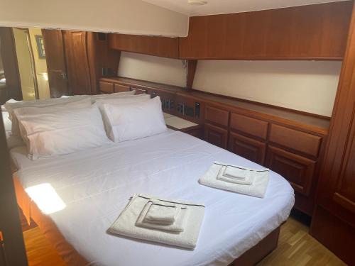 Kallithea Boat Rental | Charming floating house