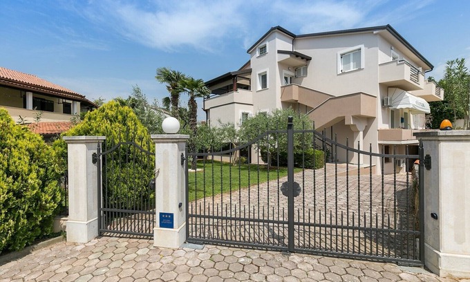 Spadici Apartment | Charming Fully-Equipped One-Bedroom Apartment Near the Beach in Poreč's Prime Location
