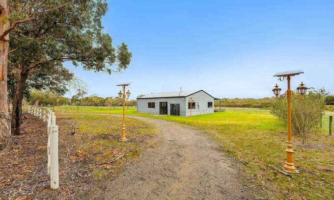 Hastings House | Charming Guesthouse Retreat in Hastings w laundry