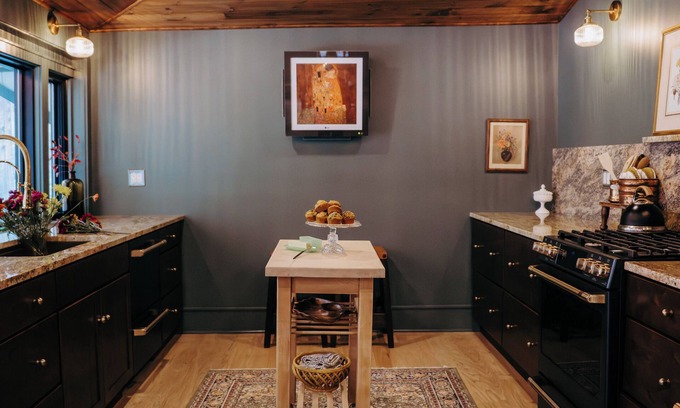 Kingsley House | Charming & Historic 3-bedroom house in sleepy Gibson with Wifi, AC & hot tub