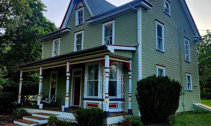 Brownsville House | Charming Historic Victorian 4 bedroom guesthouse in Rohrersville with WiFi, AC