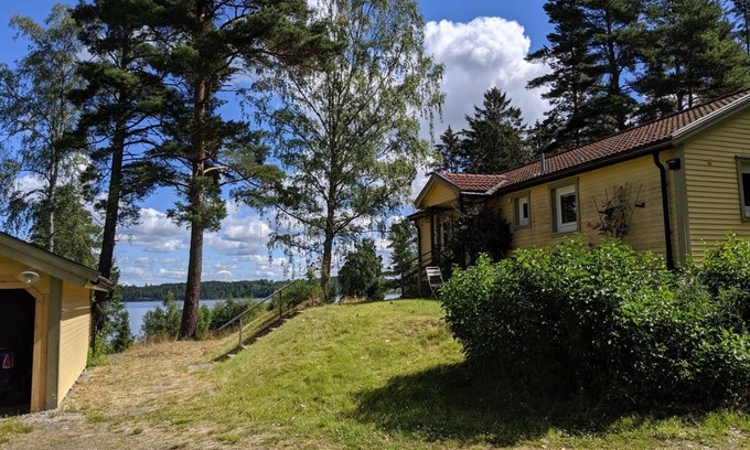 Nykoping House | Charming holiday home with lake views in Södermanland