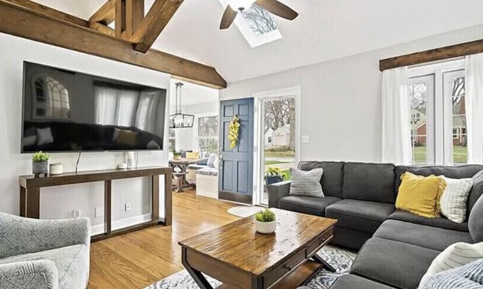 Fairway House | Charming Home in ❤︎ of KC 2 BDR/2 BA (sleeps 4-6)