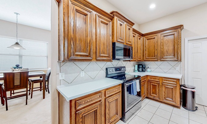 Pearland House | Charming home outside of the city with a large yard, washer/dryer, & central AC