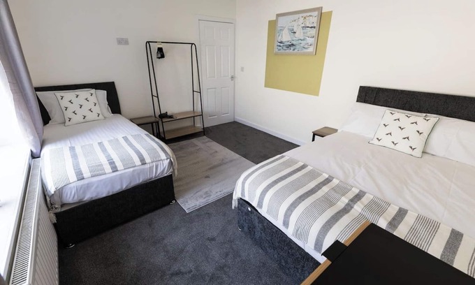 Redcar House | Charming House 3 minute's walk to the beach Free Parking Smart TV Wifi