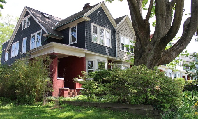 Bryn Mawr House | Charming house close to heart of Bryn Mawr village on a quiet residential street